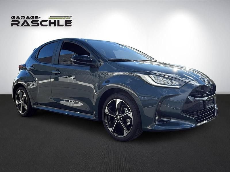 Grün Neu 2025 Toyota Yaris Hybrid Premium Limousine | CHF 29’620 (Guter Preis) - Bild 1/4