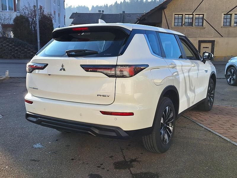 Neu Mitsubishi Outlander P-HEV Inform 306 PS (225 kW) 2026 Weiss Kombi