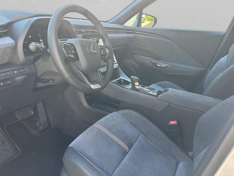 Gebraucht Lexus LBX 136 PS (100 kW) 2025 Silber SUV