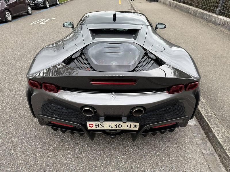 Gebraucht Ferrari SF90 1000 PS (735 kW) 2022 Grau Coupé