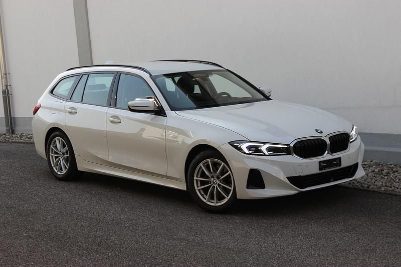 Weiss Gebraucht 2023 BMW 320e Comfort Edition Kombi | CHF 30’800 (Superpreis) - Bild 1/4