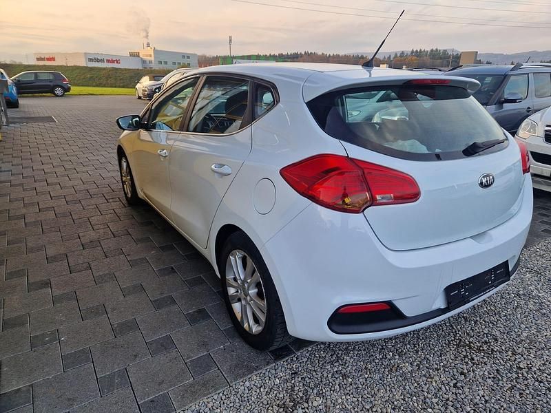 Gebraucht Kia Ceed Style 135 PS (99 kW) 2013 Kleinwagen