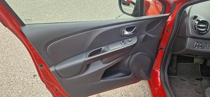 Gebraucht Renault Clio IV Expression 90 PS (66 kW) 2015 Rot Limousine