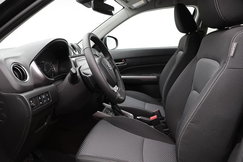 Gebraucht Suzuki Vitara 116 PS (85 kW) 2025 Schwarz SUV