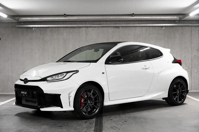 Weiss Neu 2026 Toyota Yaris Sport Limousine | CHF 43’900 (Superpreis) - Bild 1/4