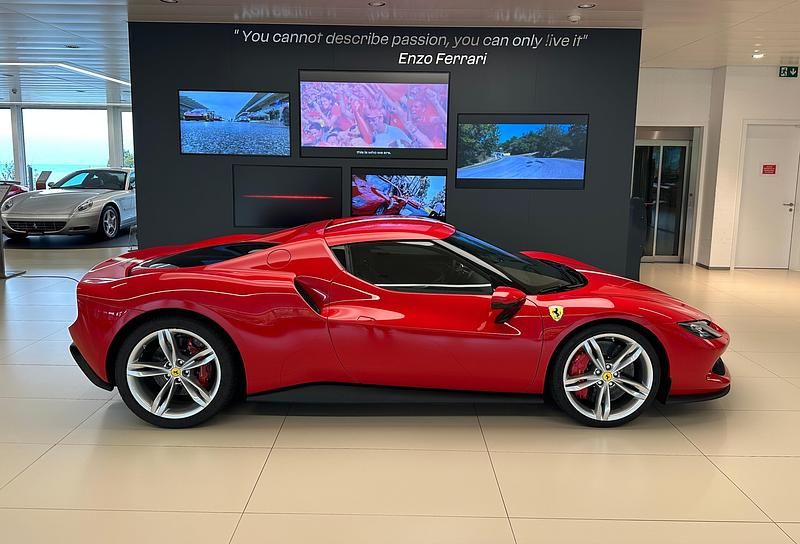 Gebraucht Ferrari 296 830 PS (610 kW) 2023 Rot Coupé