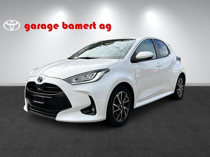 Weiss Gebraucht 2023 Toyota Yaris Hybrid Trend Limousine | CHF 21’990 (Fairer Preis) - Bild 1/4
