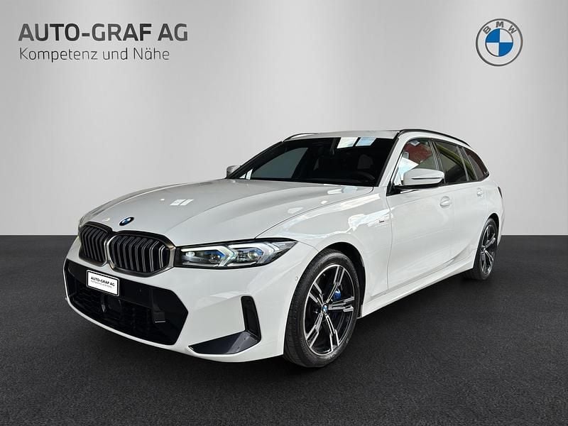 Weiss Gebraucht 2024 BMW 320e M Sport Kombi | CHF 47’800 (Teuer) - Bild 1/4