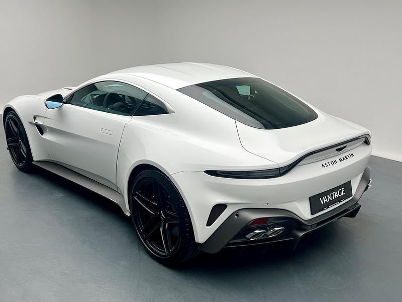 Neu Aston Martin V8 Vantage 665 PS (489 kW) 2025 Weiss Coupé