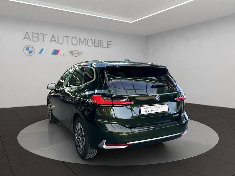 Gebraucht BMW 220 Active Tourer Luxury Line 170 PS (125 kW) 2024 Grün Van / Kleinbus