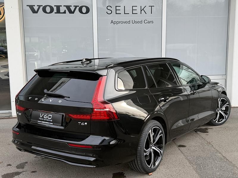 Neu Volvo V60 Ultimate 398 PS (292 kW) 2025 Kombi