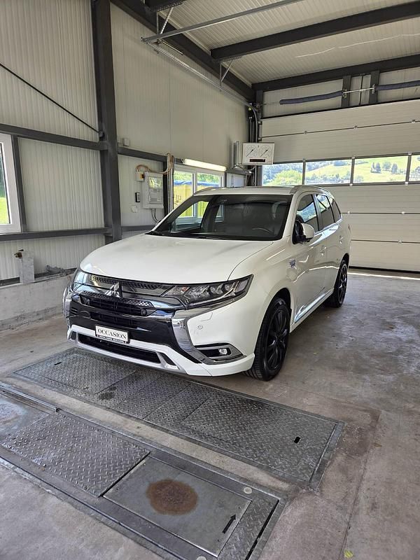 Weiss Gebraucht 2020 Mitsubishi Outlander P-HEV SUV | CHF 21’800 (Fairer Preis) - Bild 1/4