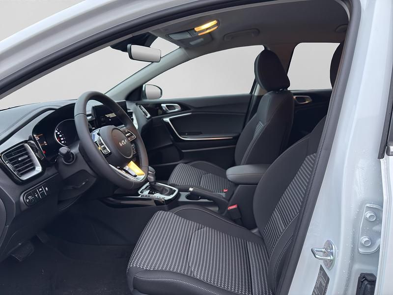 Neu Kia Ceed 140 PS (102 kW) 2025 Weiss Kleinwagen