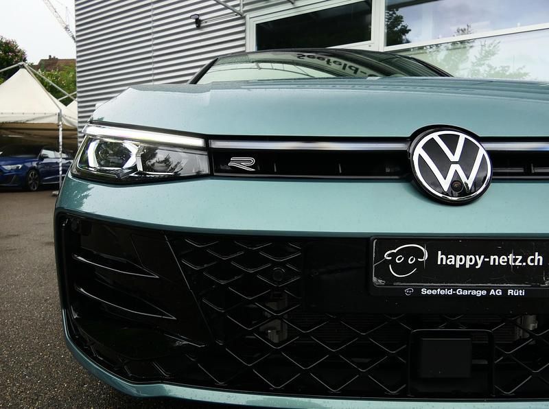 Gebraucht VW Passat R-line 266 PS (195 kW) 2024 Grau Kombi