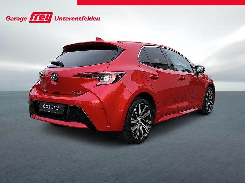 Gebraucht Toyota Corolla Trend 122 PS (89 kW) 2023 Rot Limousine