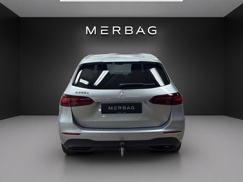 Neu Mercedes B250e 216 PS (158 kW) 2026 Silber Van / Kleinbus