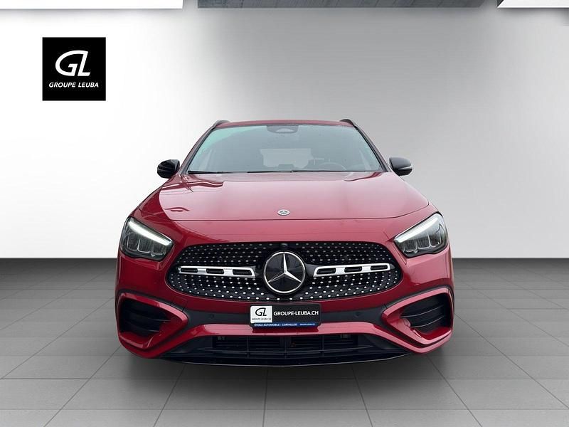 Gebraucht Mercedes GLA220 190 PS (139 kW) 2024 Rot SUV