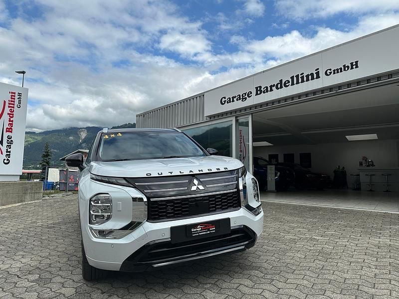 Weiss Neu 2025 Mitsubishi Outlander P-HEV Instyle SUV | CHF 64’990 (Teuer) - Bild 1/4