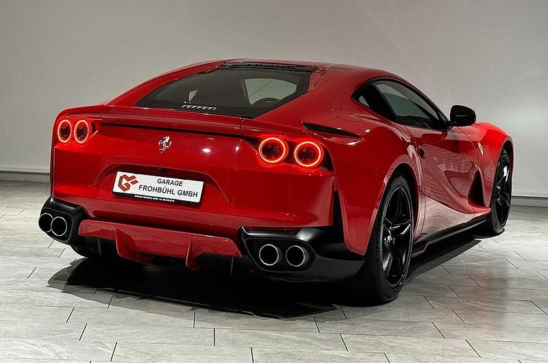 Gebraucht Ferrari 812 796 PS (585 kW) 2018 Rot Coupé
