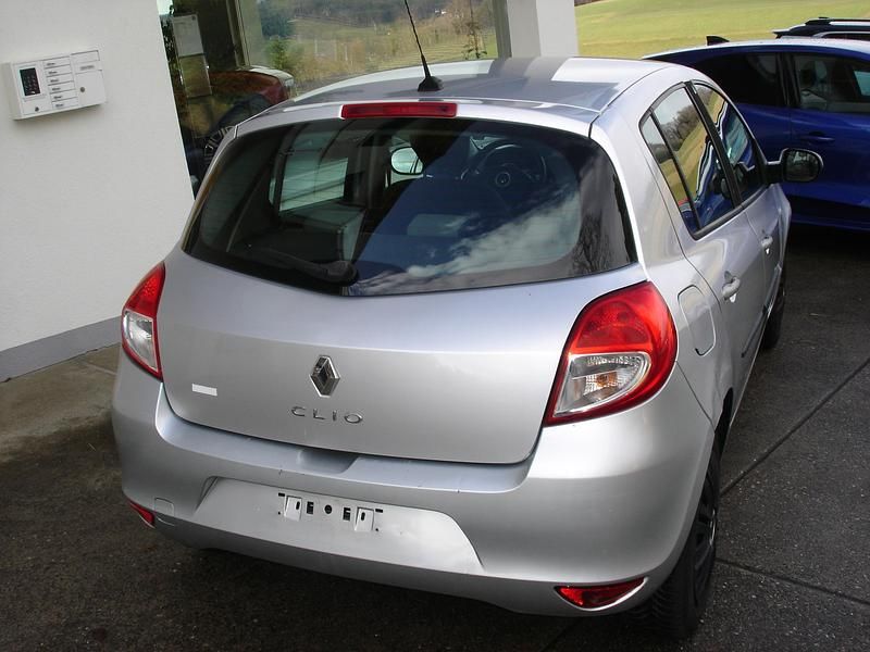 Gebraucht Renault Clio II Dynamique 101 PS (74 kW) 2010