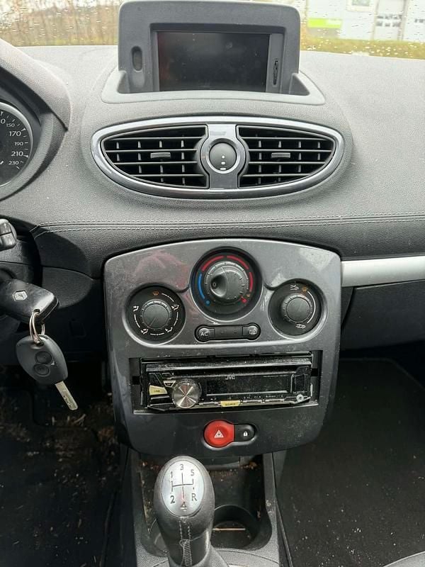 Gebraucht Renault Clio II Expression 101 PS (74 kW) 2011