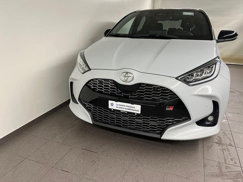 Weiss Neu 2025 Toyota Yaris Hybrid Sport Limousine | CHF 32’900 (Fairer Preis) - Bild 1/4