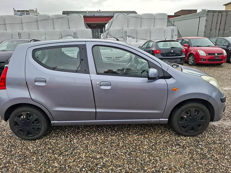 Gebraucht Nissan Pixo Acenta 68 PS (50 kW) 2012 Kleinwagen