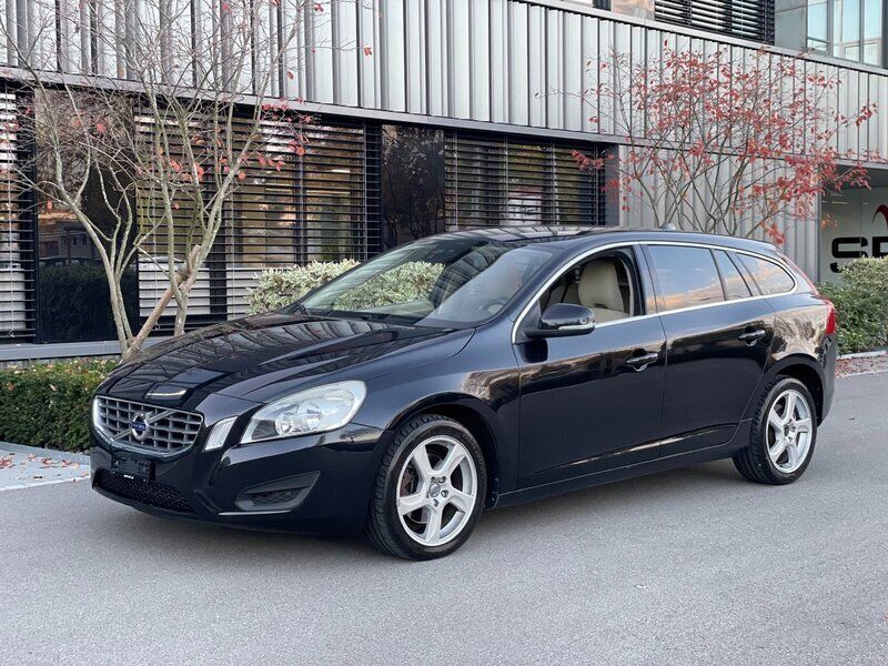 Schwarz Gebraucht 2011 Volvo V60 Momentum Kombi | CHF 9’990 (Teuer) - Bild 1/4