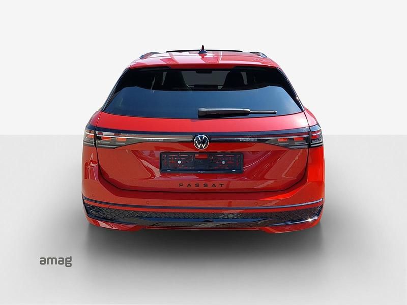 Gebraucht VW Passat R-line 272 PS (200 kW) 2024 Chili red metallic Kombi