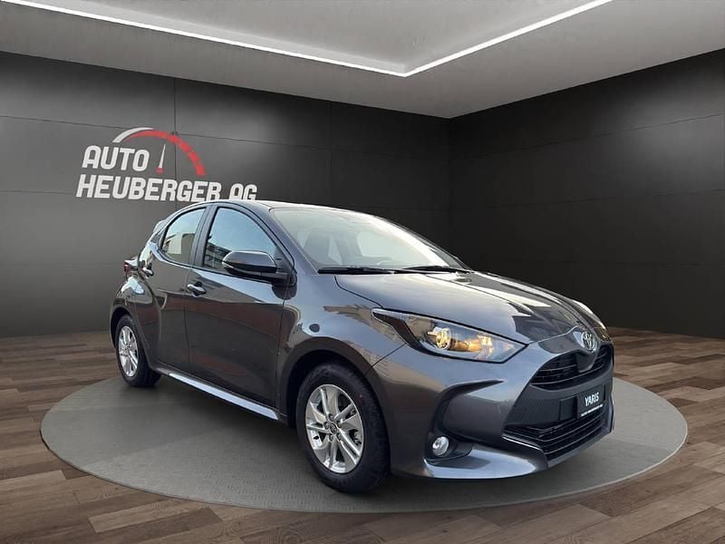 Neu Toyota Yaris Hybrid Comfort 116 PS (85 kW) 2025 Grau Limousine