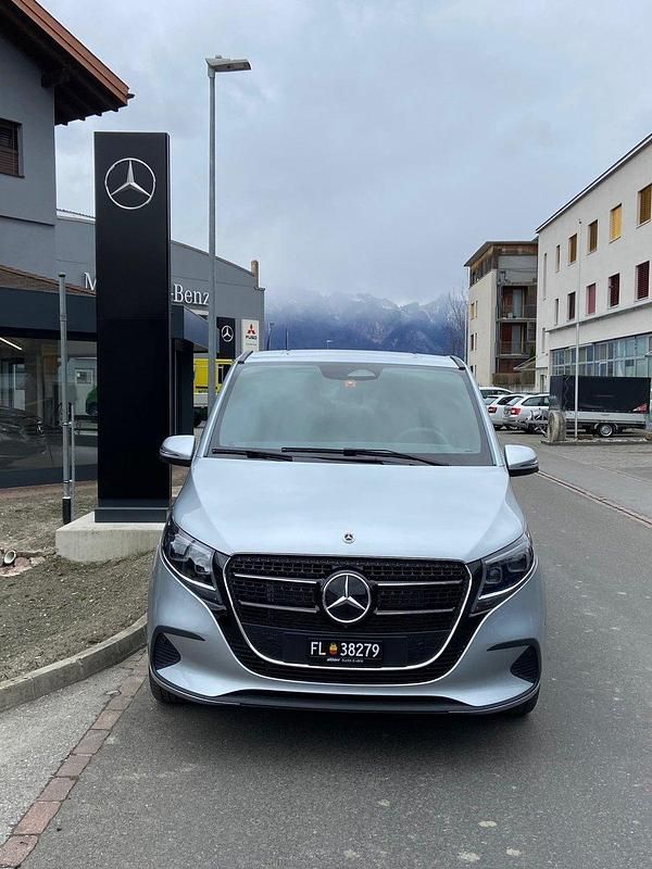 Gebraucht Mercedes V250 Style 190 PS (139 kW) 2025 Silber Van / Kleinbus