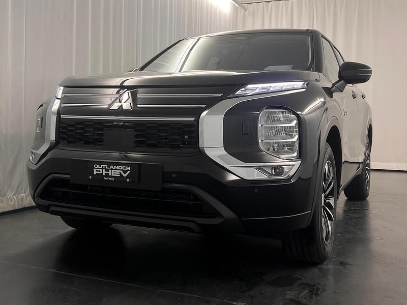 Schwarz Neu 2025 Mitsubishi Outlander P-HEV Invite SUV | CHF 55’850 (Teuer) - Bild 1/4
