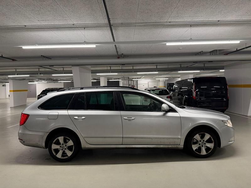 Gebraucht Skoda Superb Comfort 140 PS (102 kW) 2012 Kombi