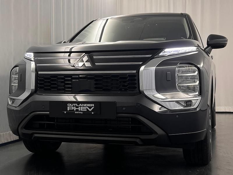 Grau Neu 2025 Mitsubishi Outlander P-HEV Invite SUV | CHF 56’670 (Etwas zu teuer) - Bild 1/4