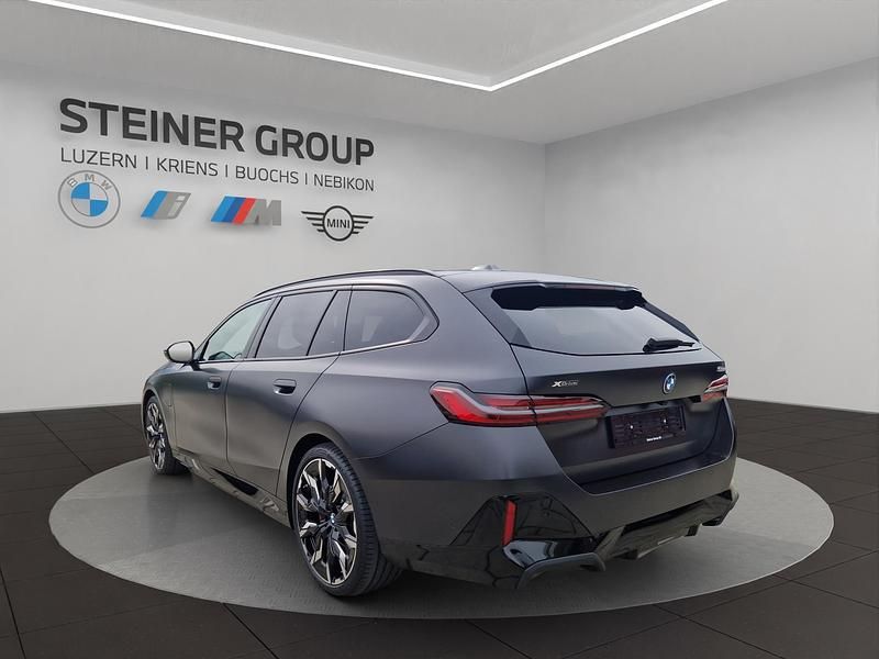 Neu BMW 550e M Sport 489 PS (359 kW) 2025 Grau Kombi