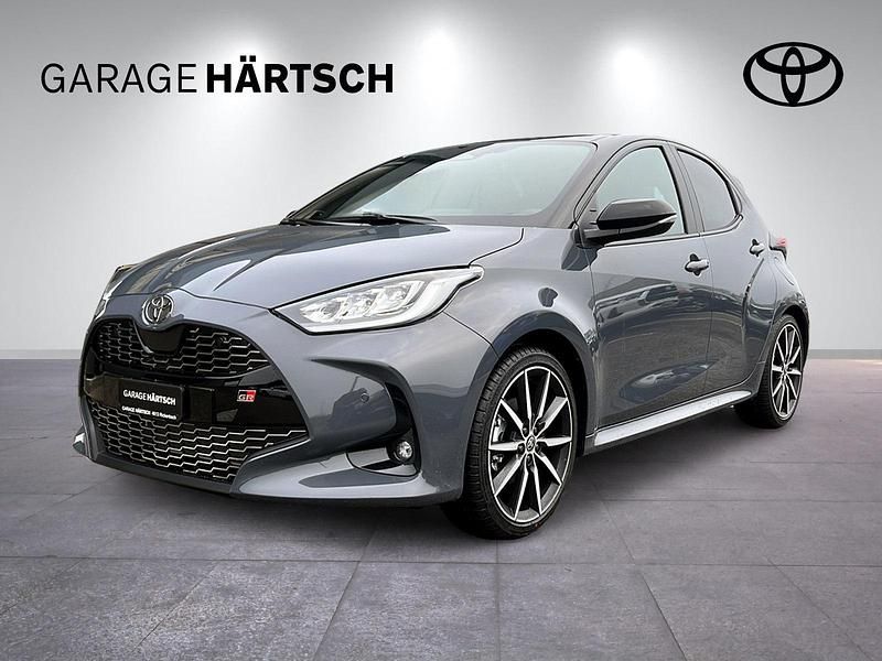 Mehrfarbig Neu 2025 Toyota Yaris Hybrid Sport Limousine | CHF 32’840 (Fairer Preis) - Bild 1/4