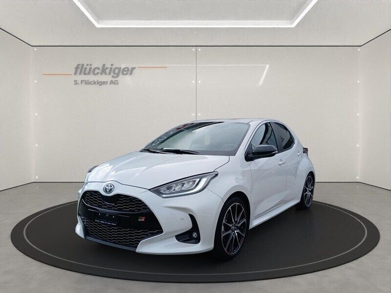 Weiss Gebraucht 2022 Toyota Yaris Hybrid Sport Limousine | CHF 27’800 (Teuer) - Bild 1/4