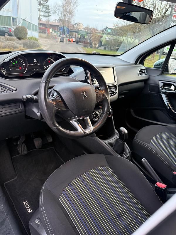 Gebraucht Peugeot 208 82 PS (60 kW) 2015 Kleinwagen