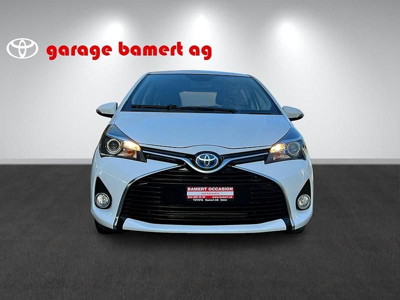 Gebraucht Toyota Yaris Hybrid Trend 101 PS (74 kW) 2015 Weiss Limousine