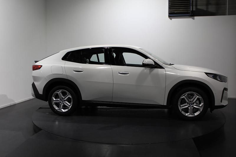 Neu BMW iX2 Performance 150 kW (204 PS) 2025 Weiss SUV