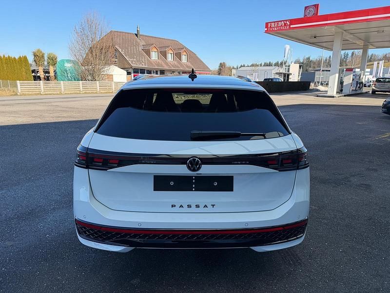 Gebraucht VW Passat R-line 265 PS (194 kW) 2026 Weiss Kombi