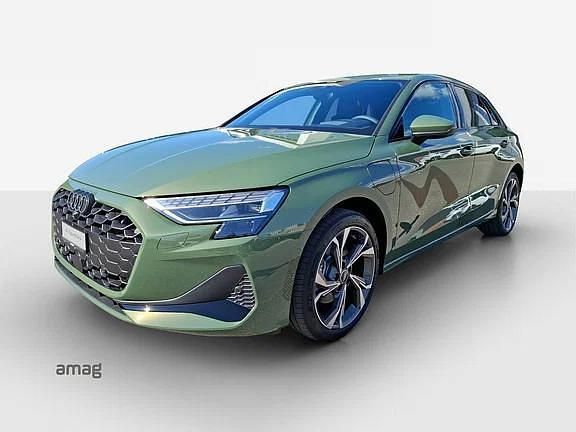 Distriktgrün metallic Neu 2025 Audi A3 Sportback e-tron Advanced Kleinwagen | CHF 56’640 (Etwas zu teuer) - Bild 1/4