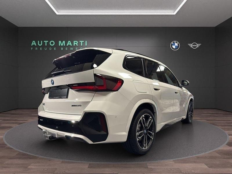 Neu BMW iX1 M Sport 225 kW (306 PS) 2025 "alpinweiss" mét. SUV