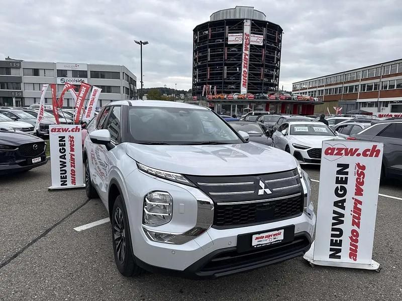 Weiss Neu 2026 Mitsubishi Outlander P-HEV Invite | CHF 43’750 - Bild 1/4
