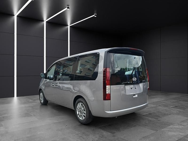 Neu Hyundai Staria 215 PS (158 kW) 2025 Silber Van / Kleinbus