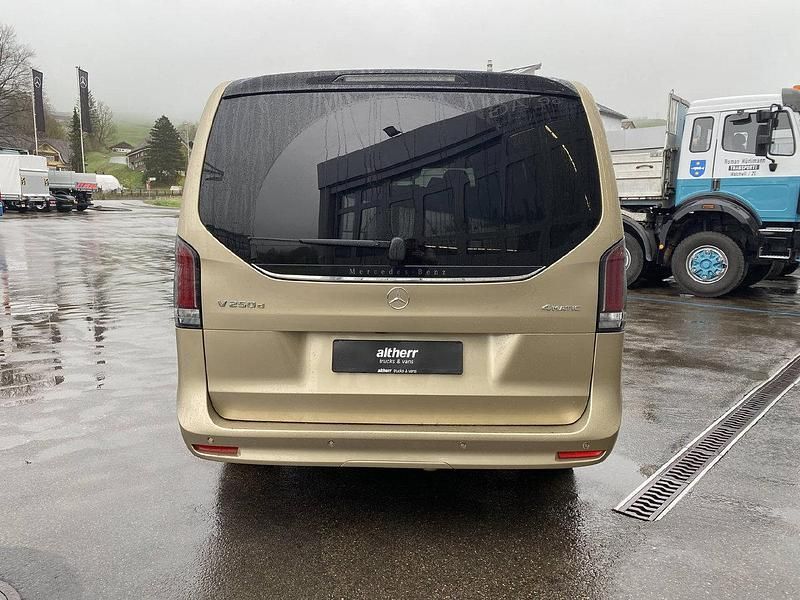 Gebraucht Mercedes V250 Style 190 PS (139 kW) 2025 Gold Van / Kleinbus