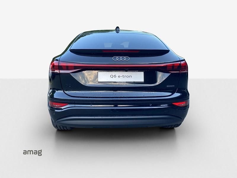 Neu Audi Q6 Sportback e-tron Ambiente 359 kW (489 PS) 2025 Mythosschwarz metallic SUV