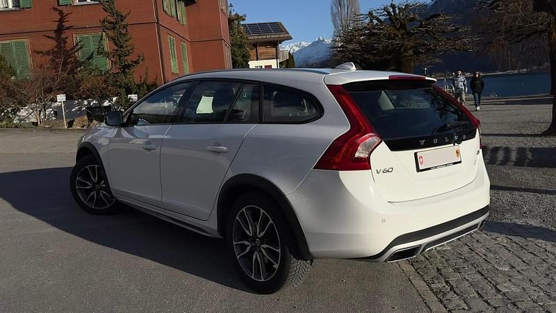 Gebraucht Volvo V60 CC Momentum 190 PS (139 kW) 2016 Kombi