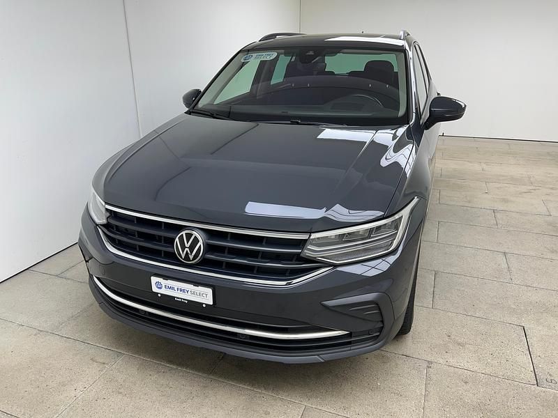 Grau Gebraucht 2022 VW Tiguan Life SUV | CHF 24’900 - Bild 1/4