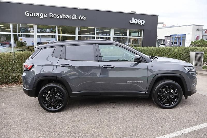 Neu Jeep Compass North 131 PS (96 kW) 2025 Grau SUV